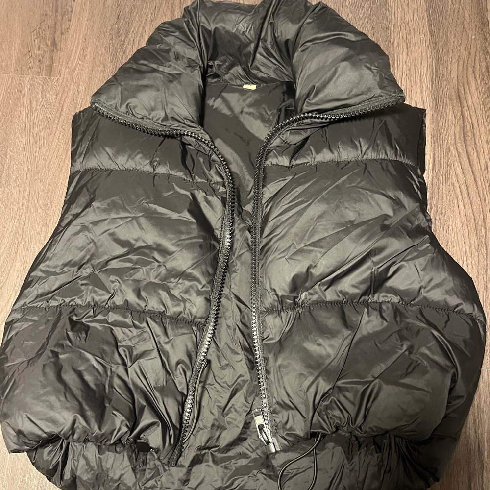 cropped black puffer vest